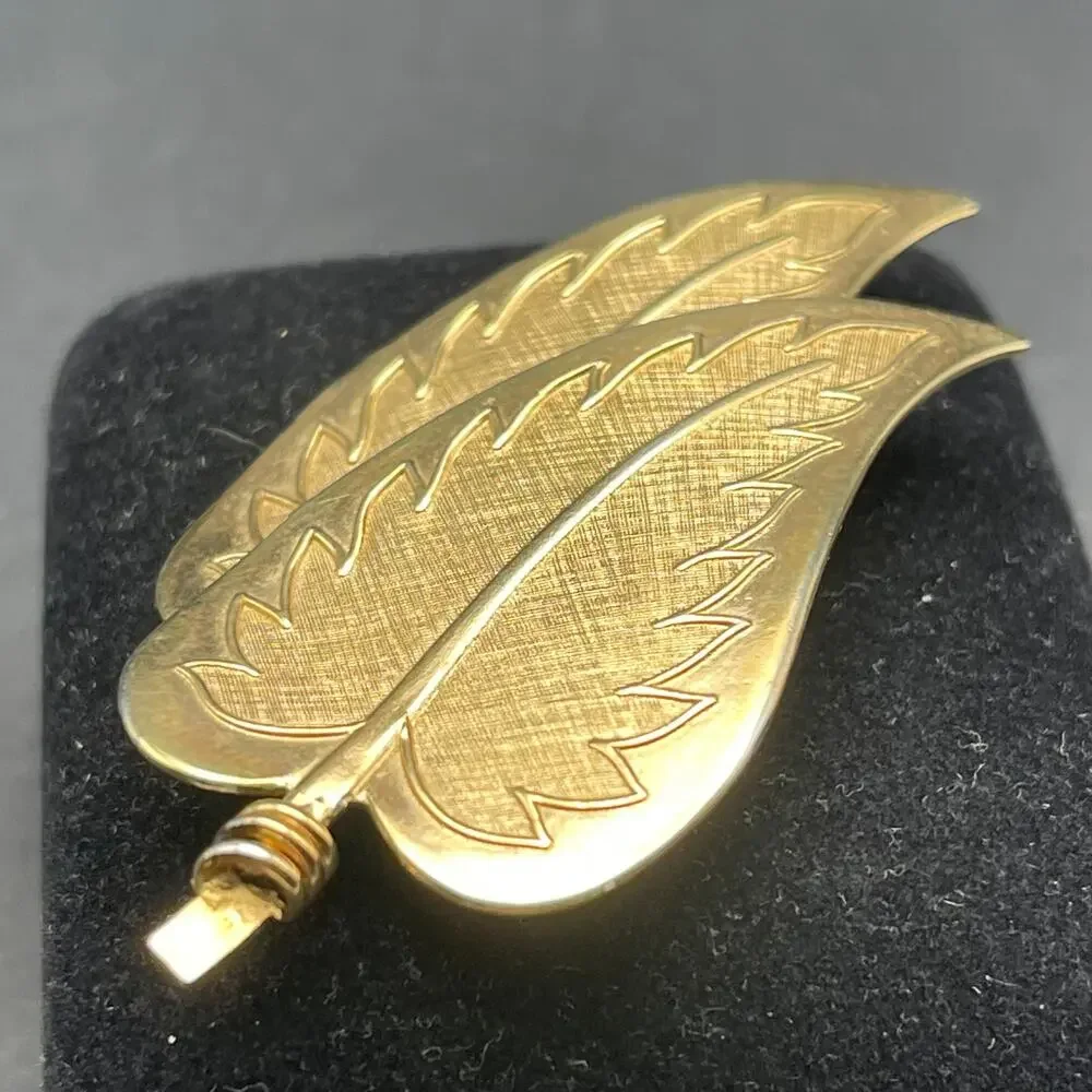 Coro Pegasus Signed Brooch Gold Tone Double Leaf Vintage 2.5
